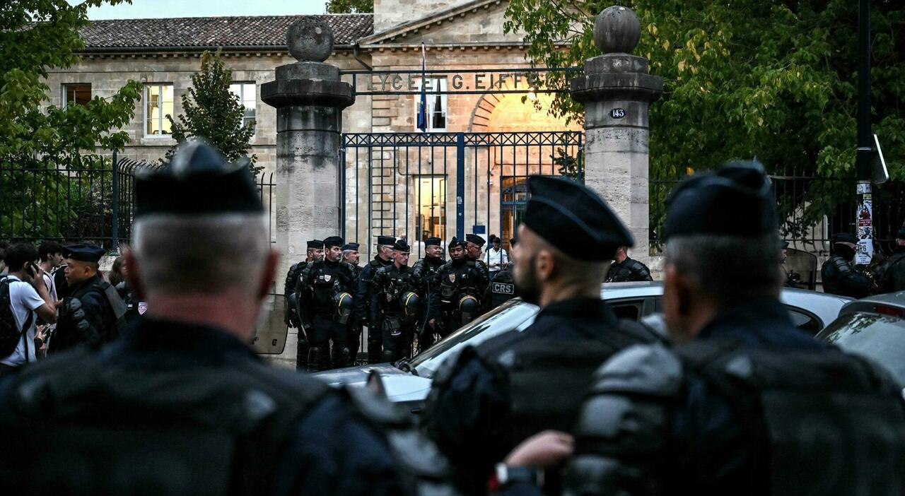 https://statics.cedscdn.it/photos/MED_HIGH/2026/10/05/9805404_05140740_francia_proteste_studenti_granata_polizia_sting_ball.jpg