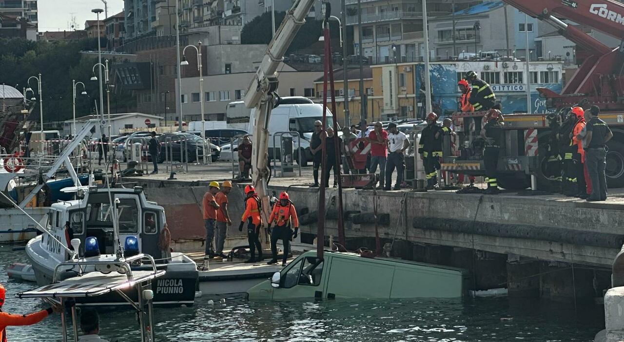 https://statics.cedscdn.it/photos/MED_HIGH/2026/10/05/9805563_05162332_furgone_precipita_mare_morto_conducente_porto_termoli_oggi.jpg