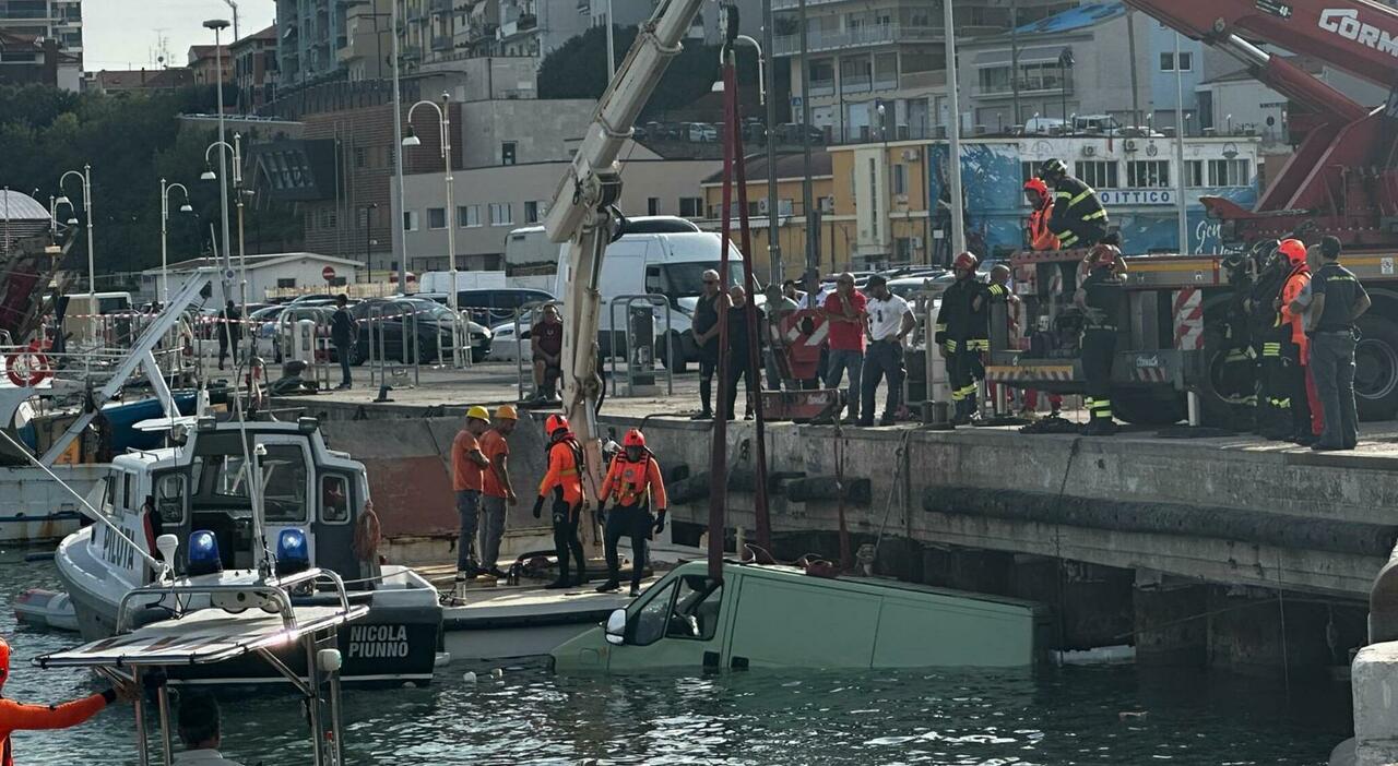https://statics.cedscdn.it/photos/MED_HIGH/2026/10/05/9805782_05195842_antonio_caserta_morto_porto_termoli_oggi.jpg
