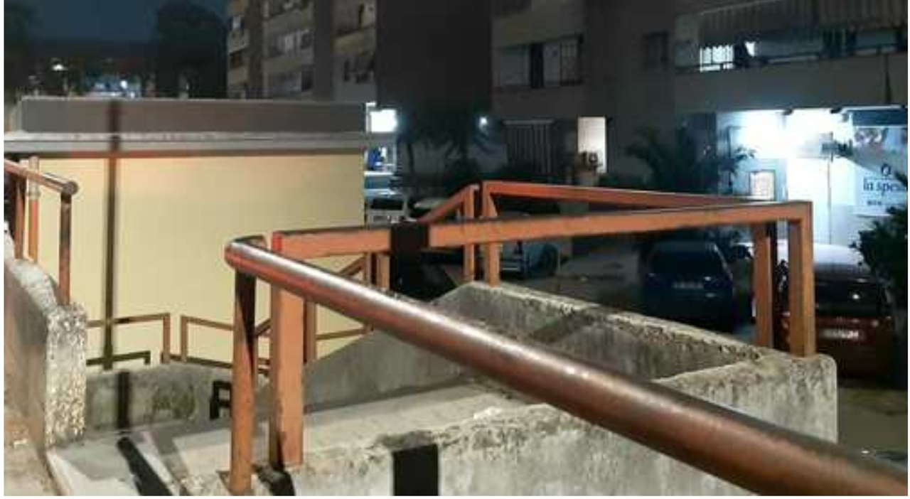 https://statics.cedscdn.it/photos/MED_HIGH/2026/10/05/9805918_05210850_21enne_accoltellato_sorella_minorenne_ponticelli_napoli_oggi.jpg