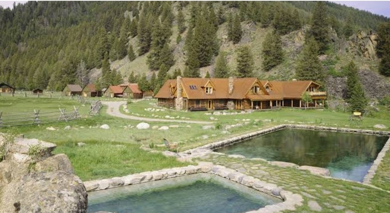 https://statics.cedscdn.it/photos/MED_HIGH/2026/10/06/9807326_06103942_ranch_venduta_4_milioni_dollari.jpg