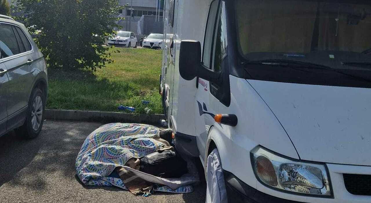 bivacchi davanti alla questura e mini campo nomadi la denuncia di una residente dormono a terra e fanno pip236 nel prato da due settimane da Ilgazzettino.it bivacchi davanti alla questura e mini campo nomadi la denuncia di una residente dormono a terra e fanno pip236 nel prato da due settimane