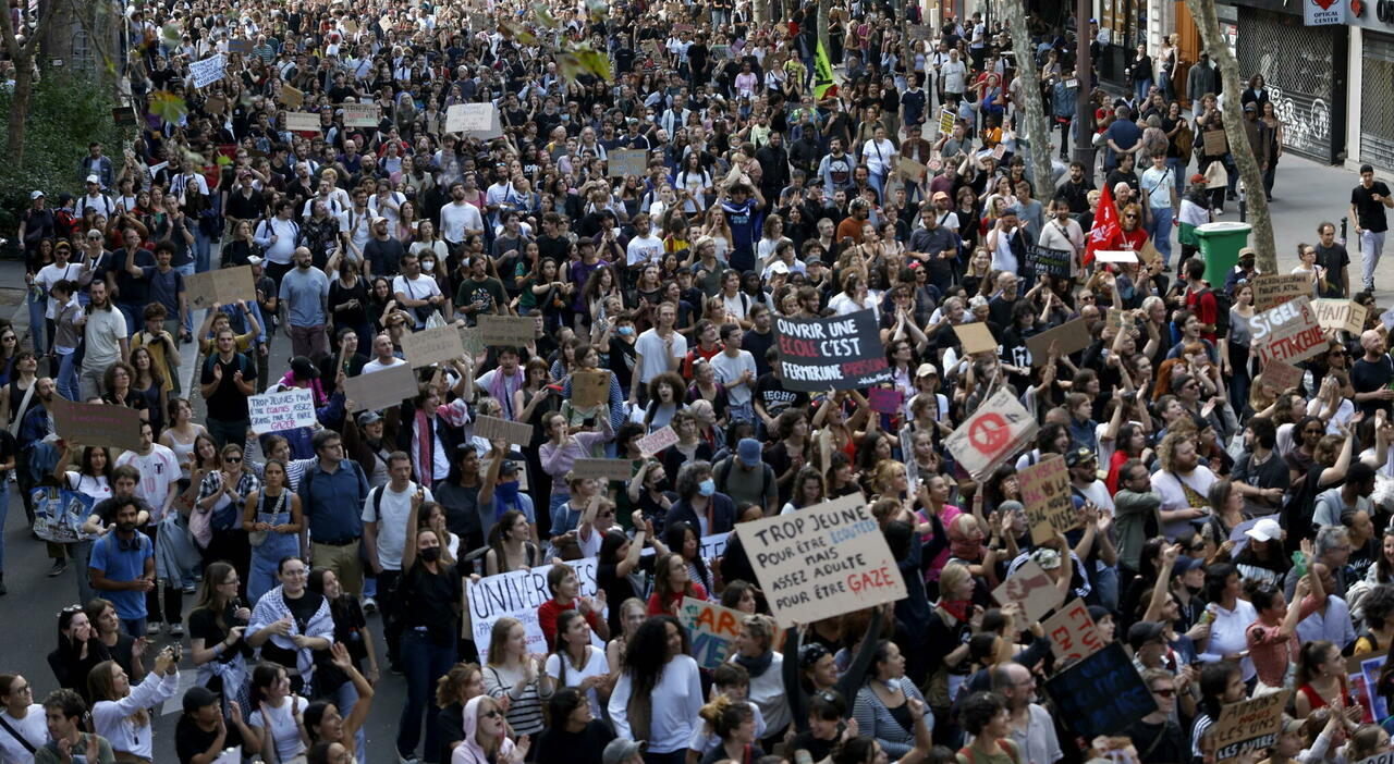 https://statics.cedscdn.it/photos/MED_HIGH/2026/10/06/9808074_06202509_terzo_giorno_proteste_francia_marsiglia_parigi_marea_studenti_piazza_fermati_agenti_feriti.jpg