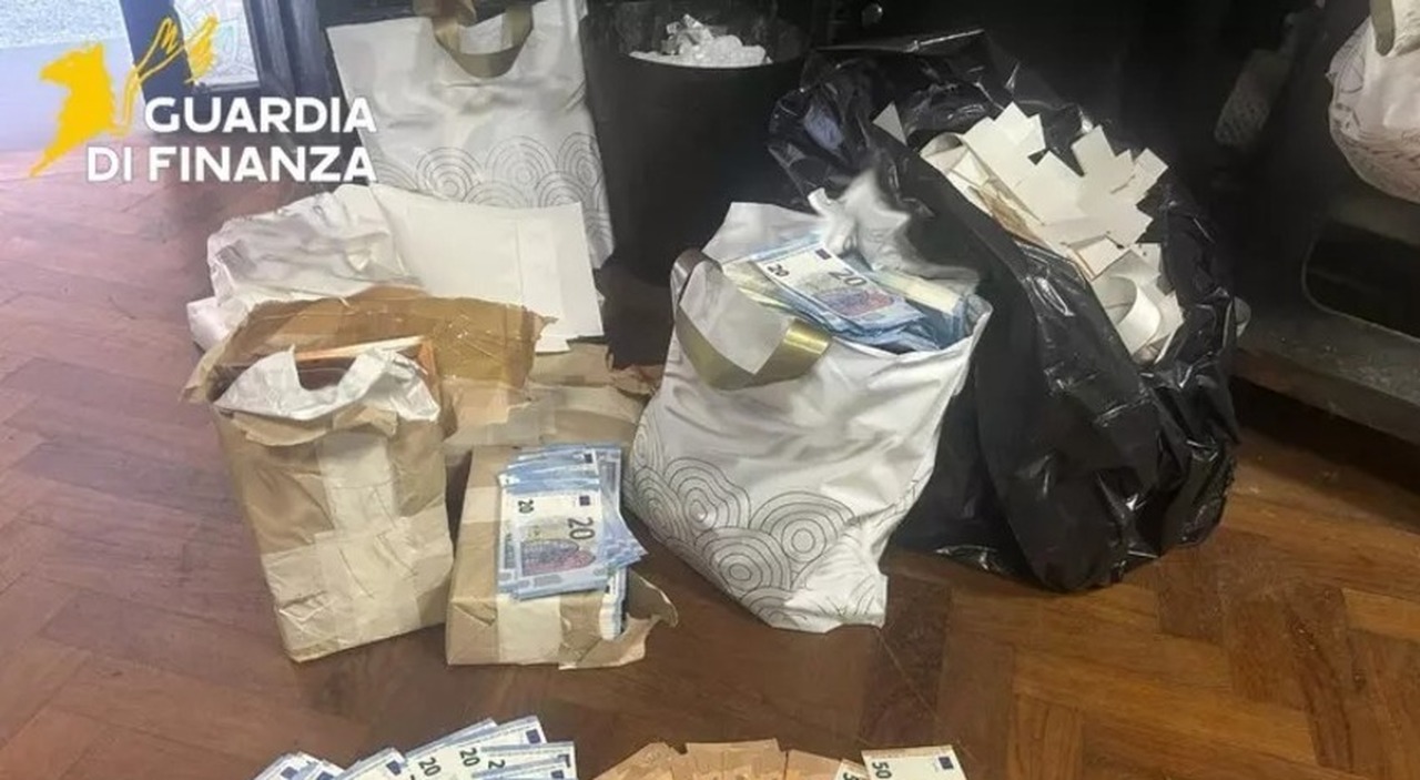 napoli maxi sequestro di banconote false per 400mila euro tre arresti da Ilmattino.it napoli maxi sequestro di banconote false per 400mila euro tre arresti