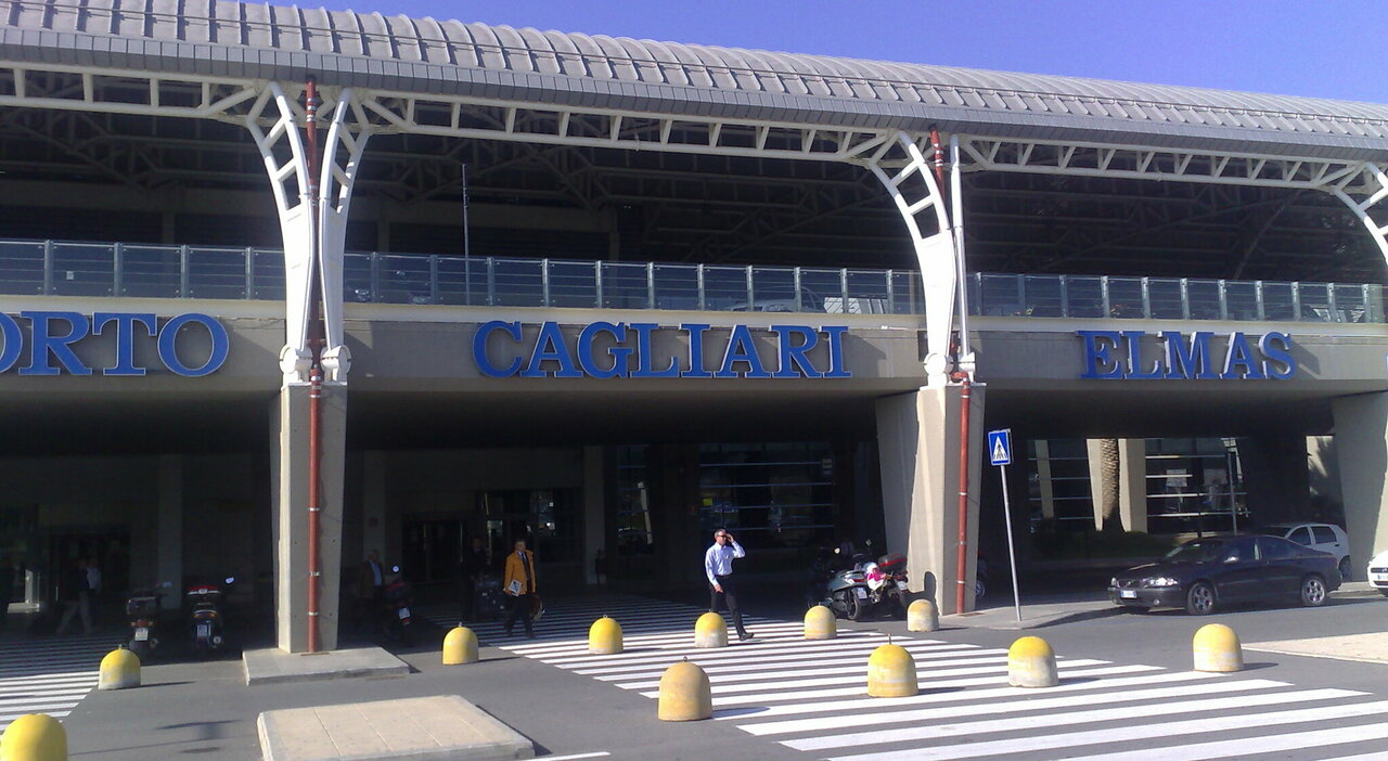 https://statics.cedscdn.it/photos/MED_HIGH/2026/10/07/9809812_07145055_aeroporto_cagliari_elmas.jpg