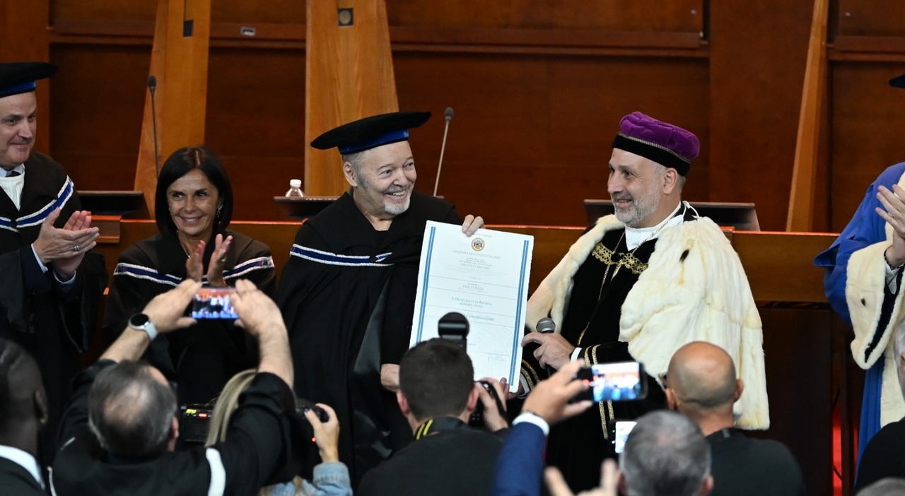 vasco rossi 232 dottore in politica e comunicazione all unisa la libert224 di essere imperfetti il rocker a salerno feci il militare e concepii mio figlio da Ilmattino.it vasco rossi 232 dottore in politica e comunicazione all unisa la libert224 di essere imperfetti il rocker a salerno feci il militare e concepii mio figlio