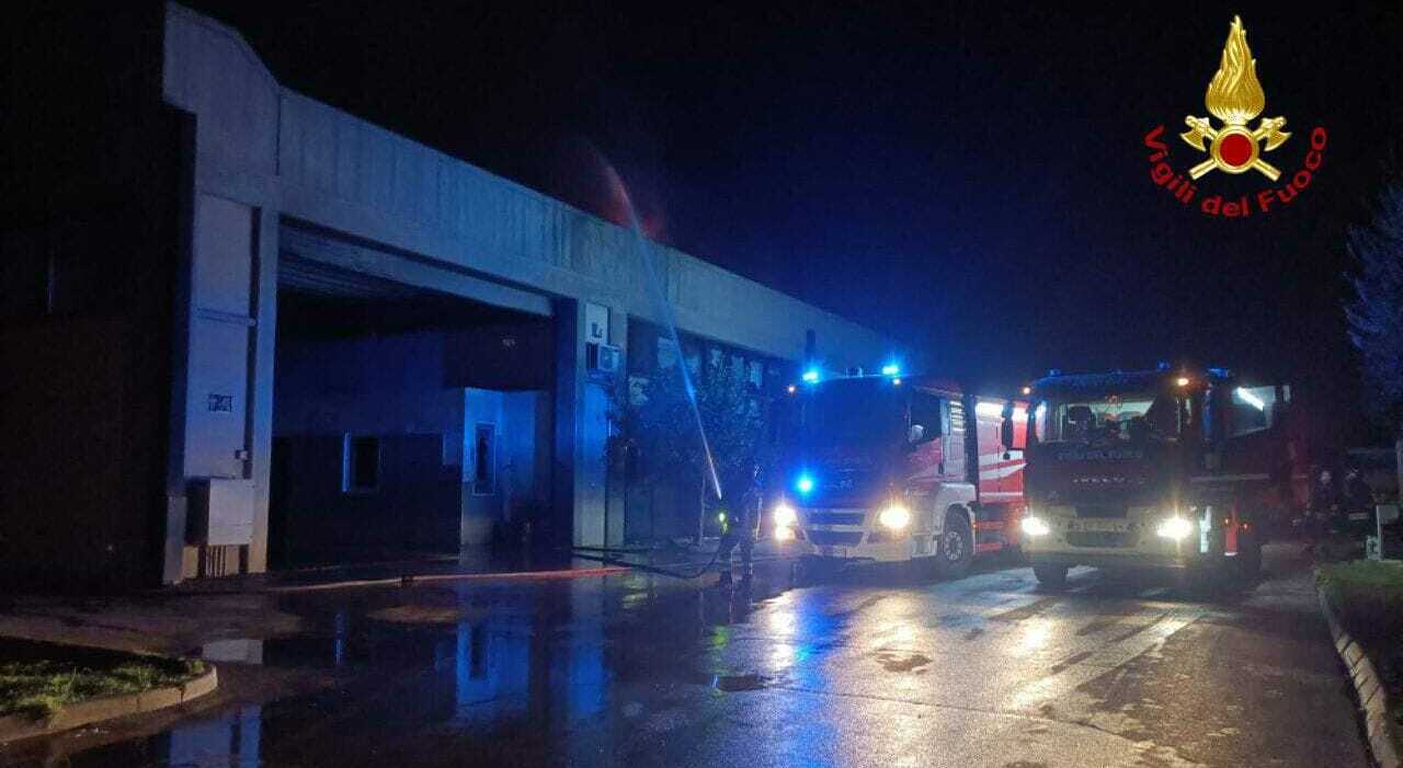 fasano maxi rogo doloso nel deposito della gial a fasano simulano il furto entrano e appiccano le fiamme