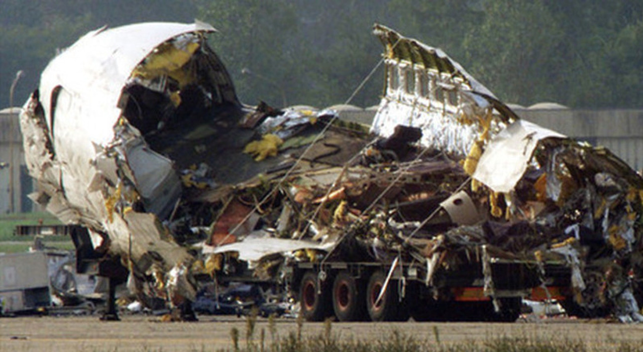 https://statics.cedscdn.it/photos/MED_HIGH/2026/10/08/9811726_08083808_linate_strage_anniversario_25_anni_fa_storia_padri_morti_figli_racconto_milano.jpg