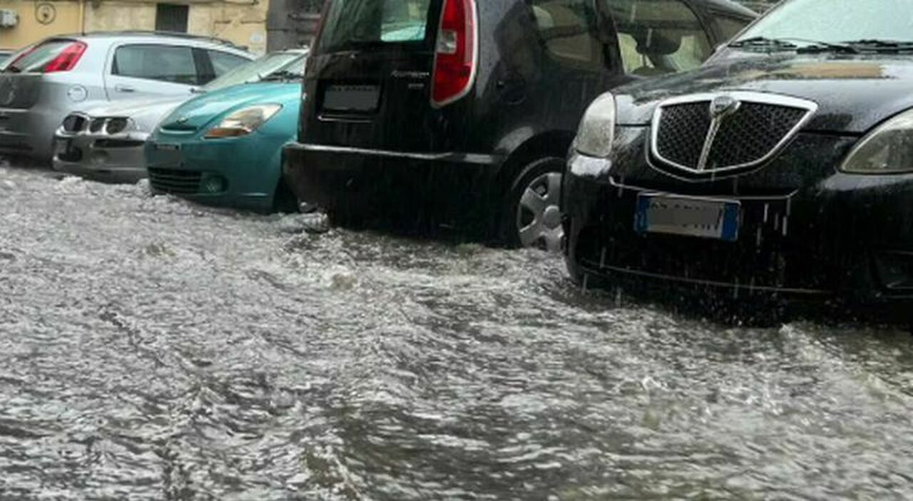 bomba d acqua su napoli fulmini e forti raffiche di vento allagamenti e disagi da Ilmattino.it bomba d acqua su napoli fulmini e forti raffiche di vento allagamenti e disagi