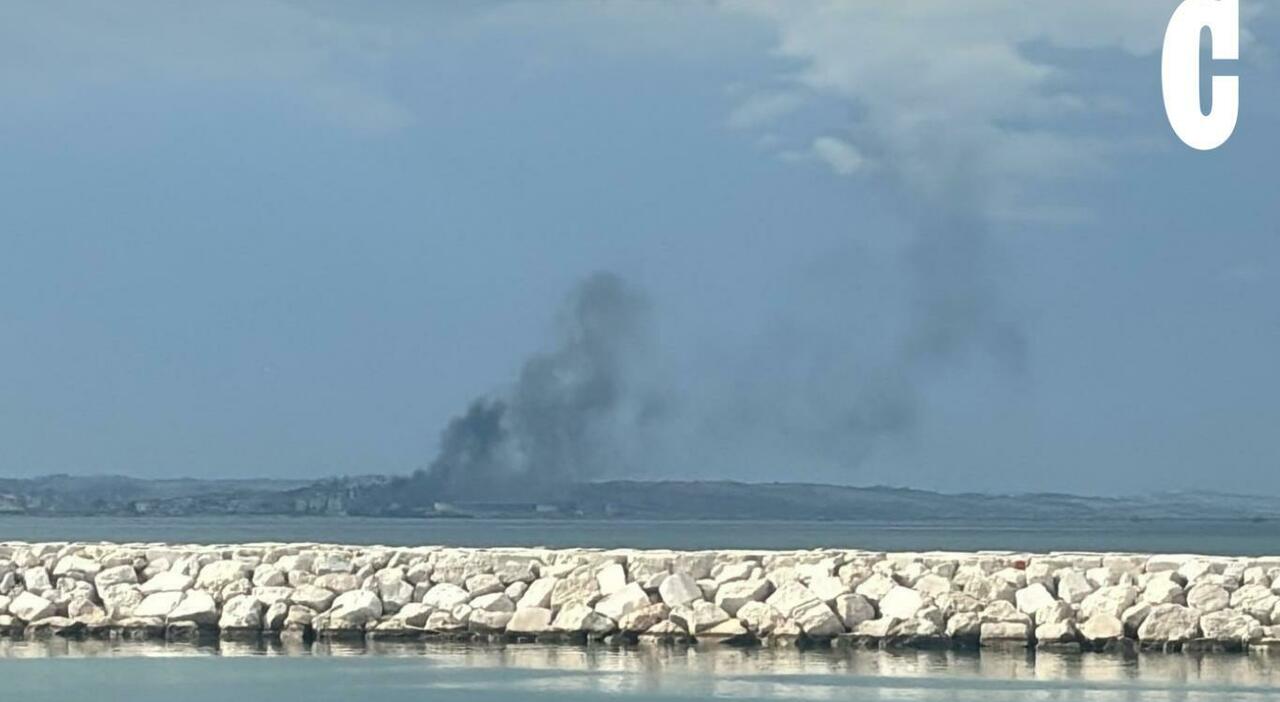 densa colonna di fumo dall api sul posto i vigili del fuoco principio d incendio all interno della raffineria da Corriereadriatico.it densa colonna di fumo dall api sul posto i vigili del fuoco principio d incendio all interno della raffineria