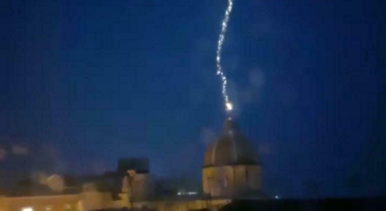 maltempo in campania primi disagi scuole e strade nel caos fulmine su una chiesa da Ilmattino.it maltempo in campania primi disagi scuole e strade nel caos fulmine su una chiesa