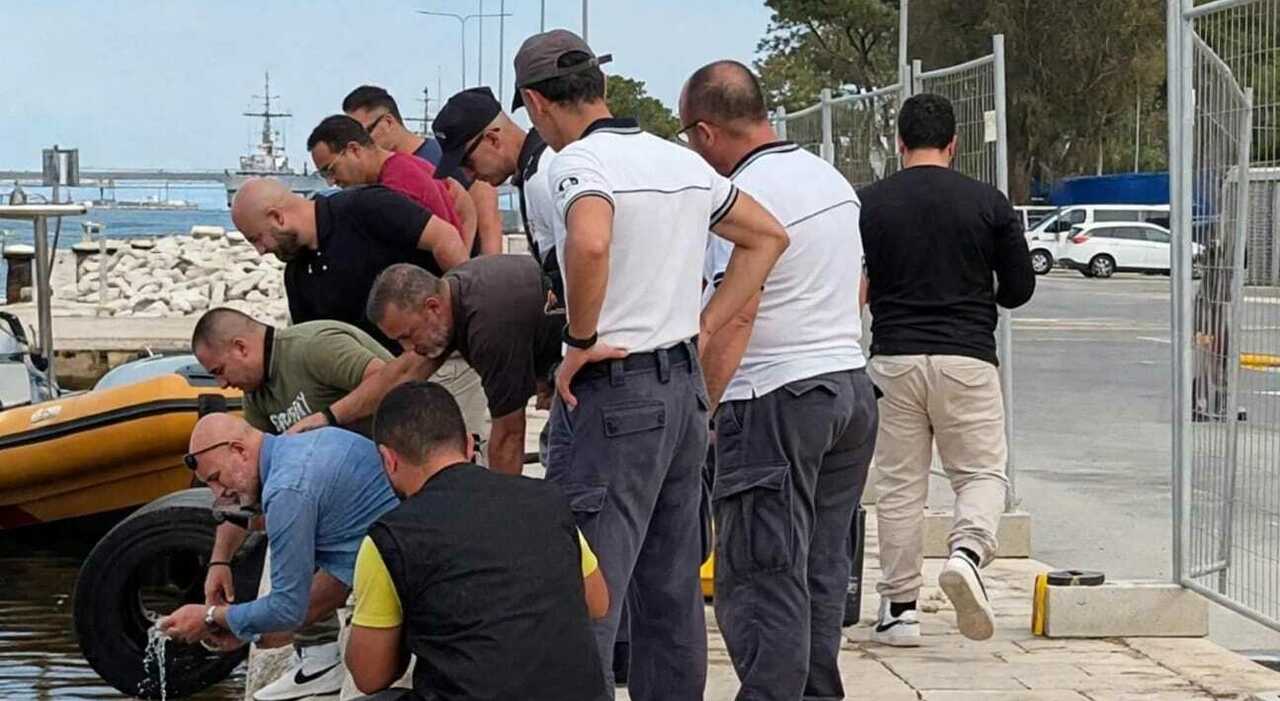 uomo trovato morto nel mare nella citt224 vecchia indagini in corso da Quotidianodipuglia.it uomo trovato morto nel mare nella citt224 vecchia indagini in corso