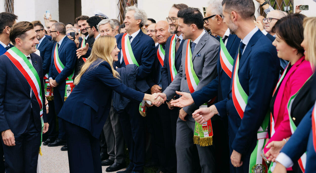 https://statics.cedscdn.it/photos/MED_HIGH/2026/10/08/9812659_08203920_giorgia_meloni_cori_applausi_bagno_folla_ascoli_piceno_oggi.jpg