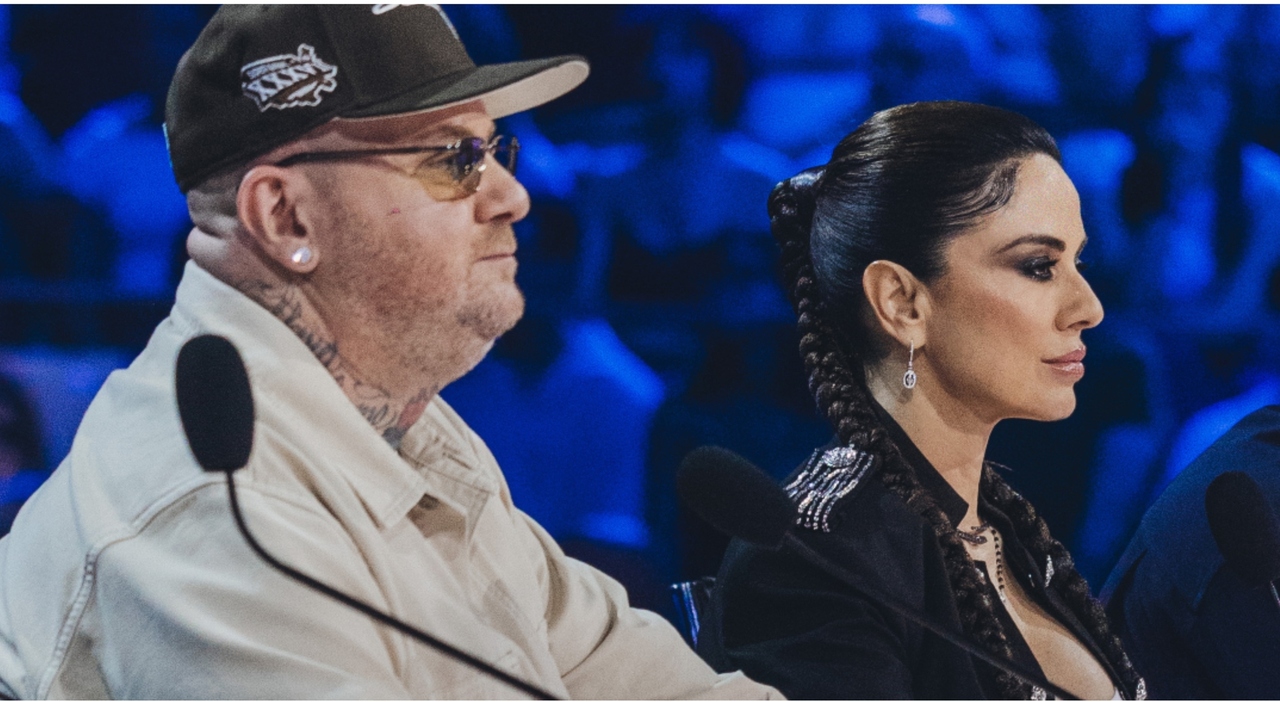 https://statics.cedscdn.it/photos/MED_HIGH/2026/10/08/9812748_08214905_x_factor_jake_la_furia_litiga_paola_iezzi_cosa_e_successo_diretta_oggi.jpg