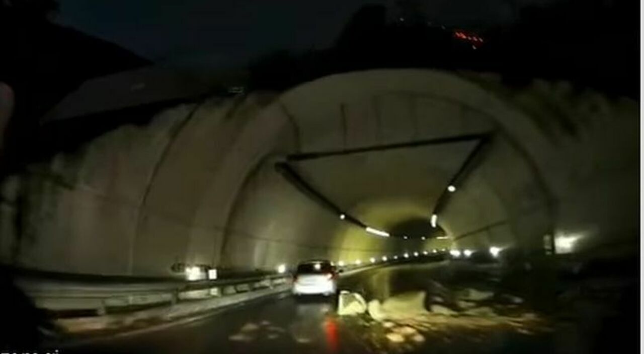 maltempo a napoli raccordo vomero pianura chiuso crollo davanti alla galleria spunta un video da Ilmattino.it maltempo a napoli raccordo vomero pianura chiuso crollo davanti alla galleria spunta un video
