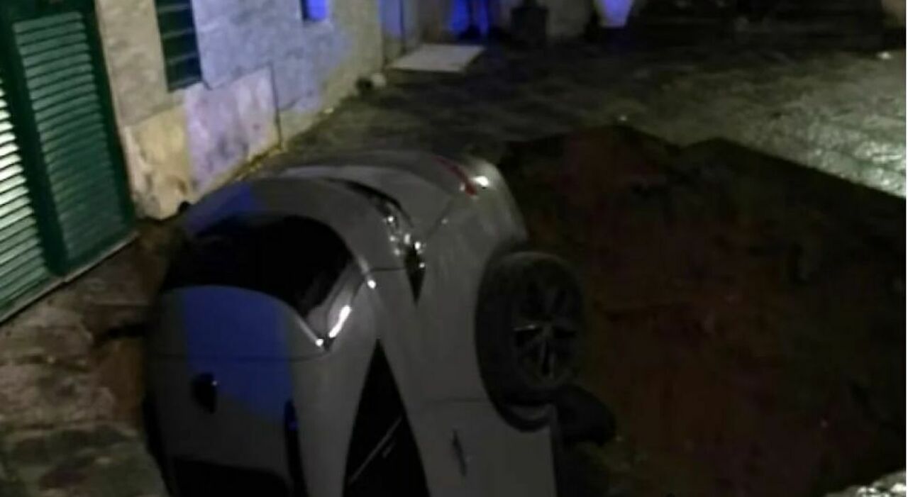 napoli voragine a materdei inghiotte unauto con un ragazzo dentro salvato dai vigili del fuoco da Ilmattino.it napoli voragine a materdei inghiotte unauto con un ragazzo dentro salvato dai vigili del fuoco