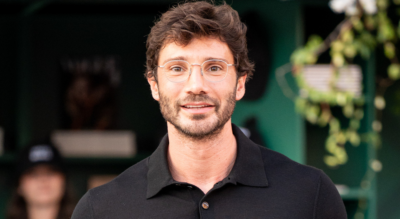 https://statics.cedscdn.it/photos/MED_HIGH/2026/10/10/9816576_10170532_stefano_de_martino_sanremo_intervista.jpg
