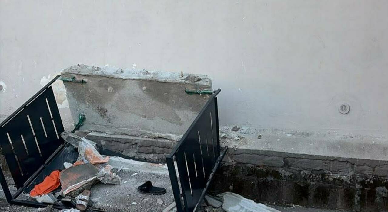 santa maria la carit224 crolla un balcone durante il pranzo quattro feriti due trasportati in codice rosso da Ilmattino.it santa maria la carit224 crolla un balcone durante il pranzo quattro feriti due trasportati in codice rosso