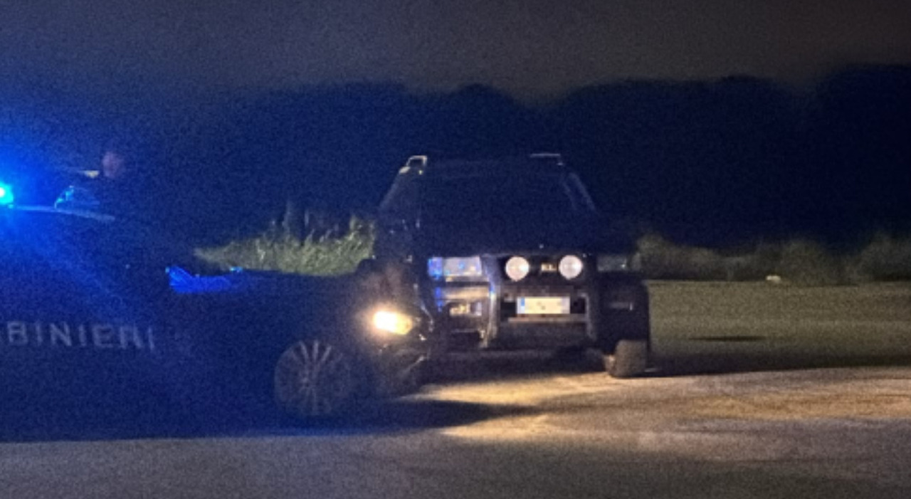 cade dal tettuccio di un fuoristrada in movimento mentre gira un video 23enne in pericolo di vita