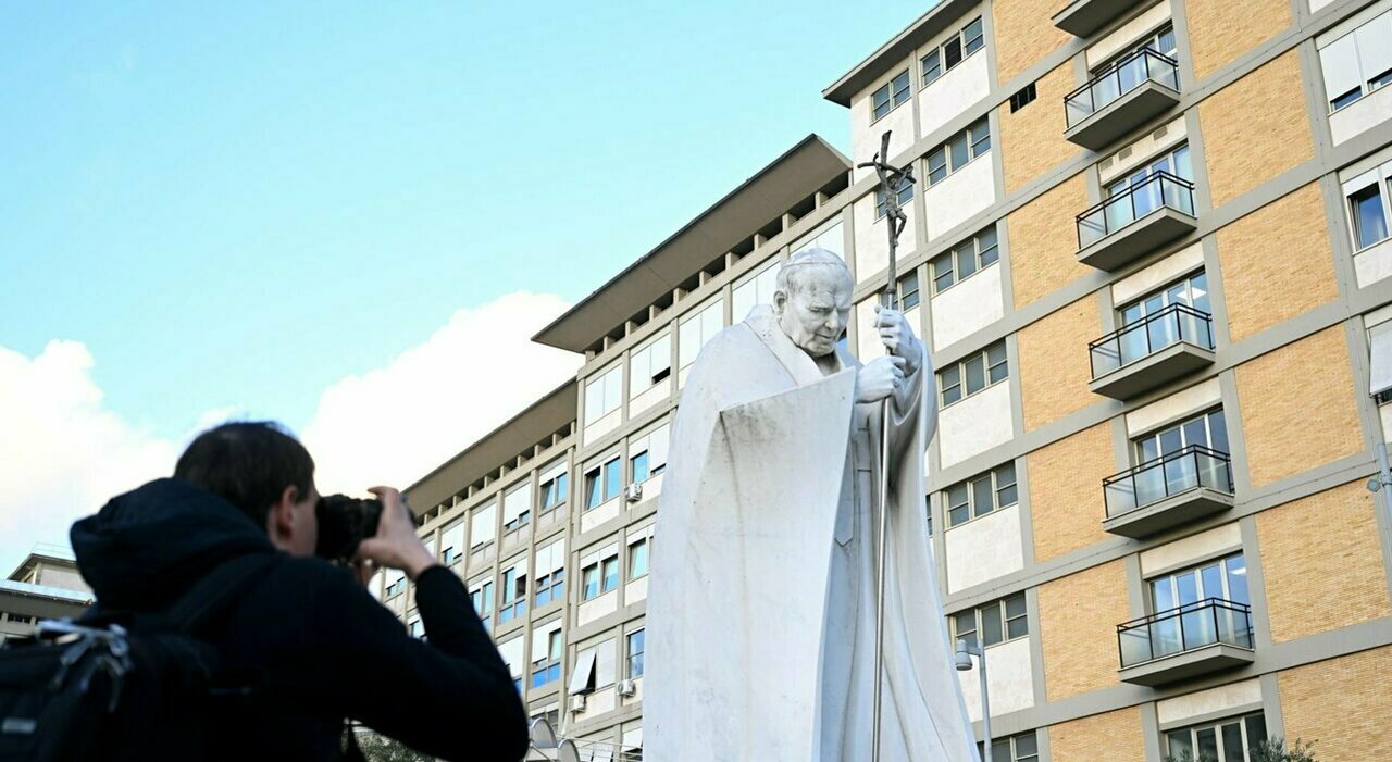 https://statics.cedscdn.it/photos/MED_HIGH/2026/10/12/9818703_12100526_papa_leone_stanza_gemelli_ospedale_lussi_come_fatta.jpg