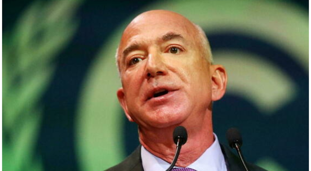 https://statics.cedscdn.it/photos/MED_HIGH/2026/10/12/9819741_12110232_jeff_bezos.jpg