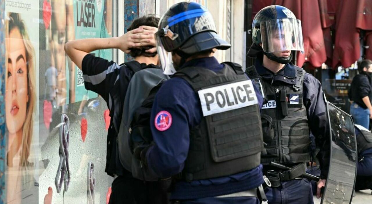 Marsiglia, studente di 14 anni spara al...