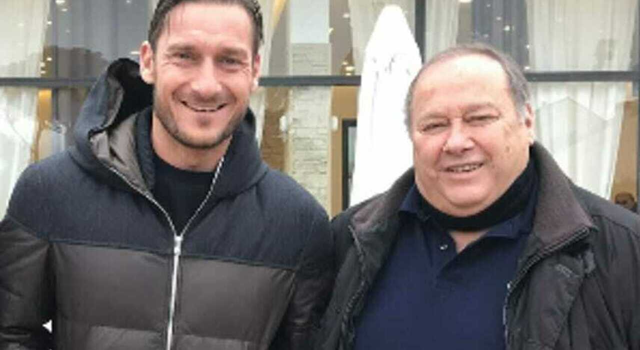 https://statics.cedscdn.it/photos/MED_HIGH/2026/10/12/9819887_12125341_totti_papa.jpg