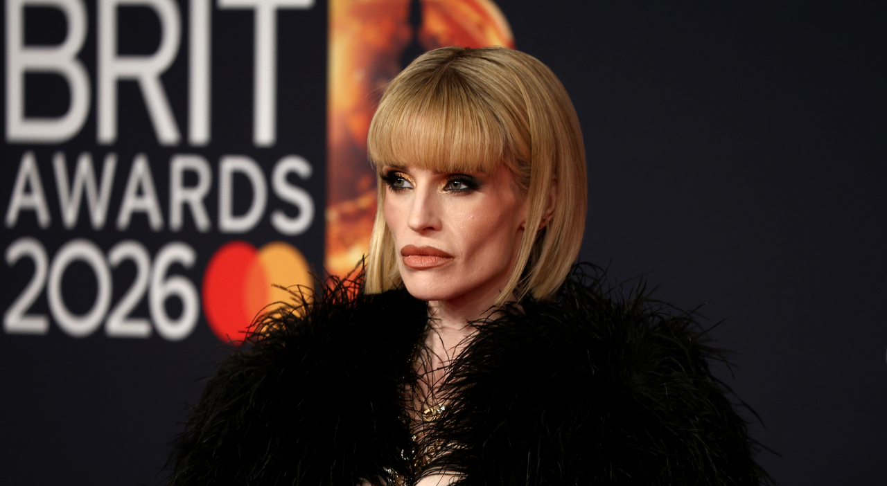 https://statics.cedscdn.it/photos/MED_HIGH/2026/10/12/9819888_12122546_kelly_osbourne_morte_ozzy_candela_tomba_separazione_nausea_troppo_magra_ingrassata_oggi.jpg
