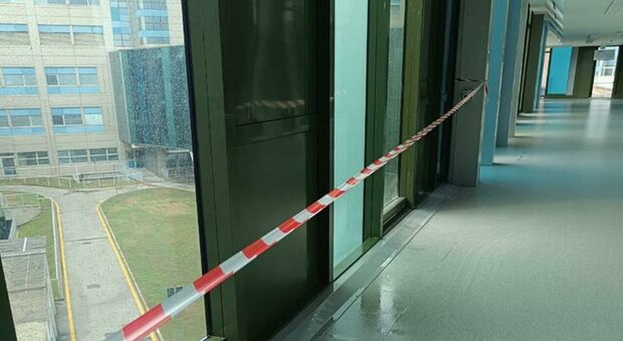 ospedale del mare il caso nuove infiltrazioni dacqua fate presto le giunture delle vetrate sono usurate da Ilmattino.it ospedale del mare il caso nuove infiltrazioni dacqua fate presto le giunture delle vetrate sono usurate