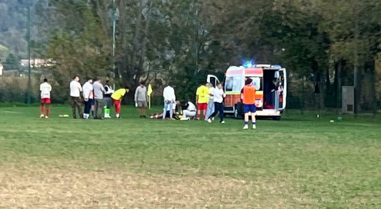 malore in campo e lite sugli spalti calciatore 18enne si accascia durante i soccorsi zuffa tra genitori e spettatori la mamma colpito apposta da Ilgazzettino.it malore in campo e lite sugli spalti calciatore 18enne si accascia durante i soccorsi zuffa tra genitori e spettatori la mamma colpito apposta