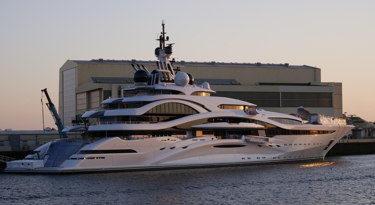 https://statics.cedscdn.it/photos/MED_HIGH/2026/10/13/9821831_13065959_yacht_sequestro_imperia.jpg