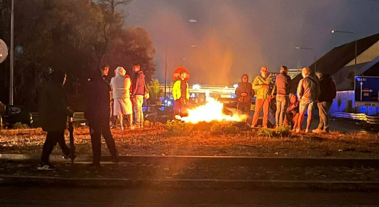 ex ilva la protesta a oltranza a taranto fuochi sulle strade per riscaldarsi da Quotidianodipuglia.it ex ilva la protesta a oltranza a taranto fuochi sulle strade per riscaldarsi