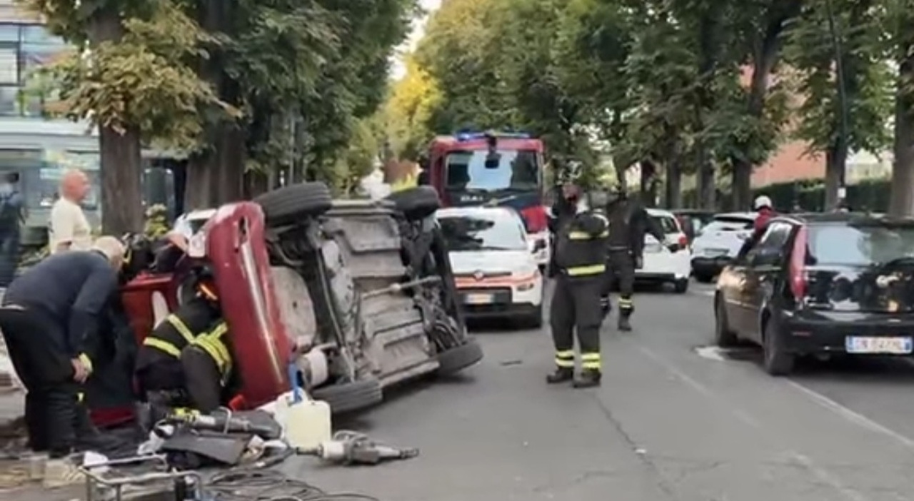 napoli spaventoso incidente a fuorigrotta auto contro scooter in viale marconi una persona estratta dalle lamiere da Ilmattino.it napoli spaventoso incidente a fuorigrotta auto contro scooter in viale marconi una persona estratta dalle lamiere