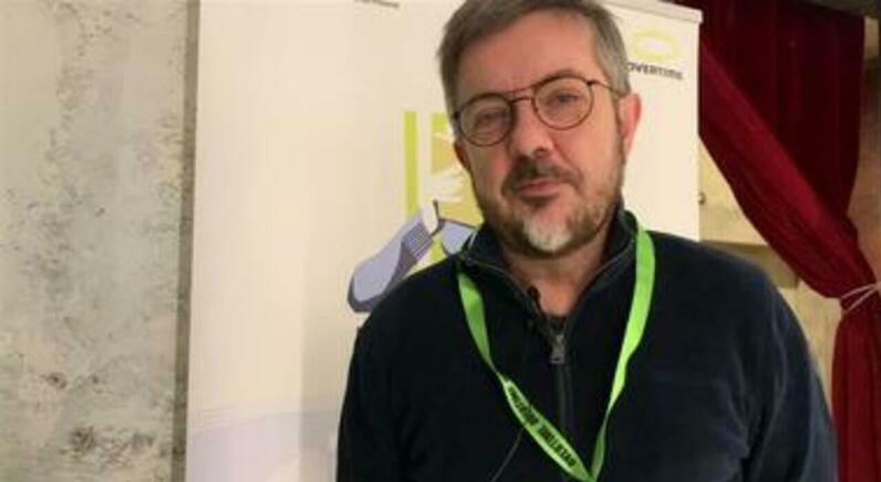 https://statics.cedscdn.it/photos/MED_HIGH/2026/10/13/9822657_13182628_rocco_tanica_intervista_feiez_morto_elio_e_le_storie_tese_vero_nome_sergio_conforti.jpg