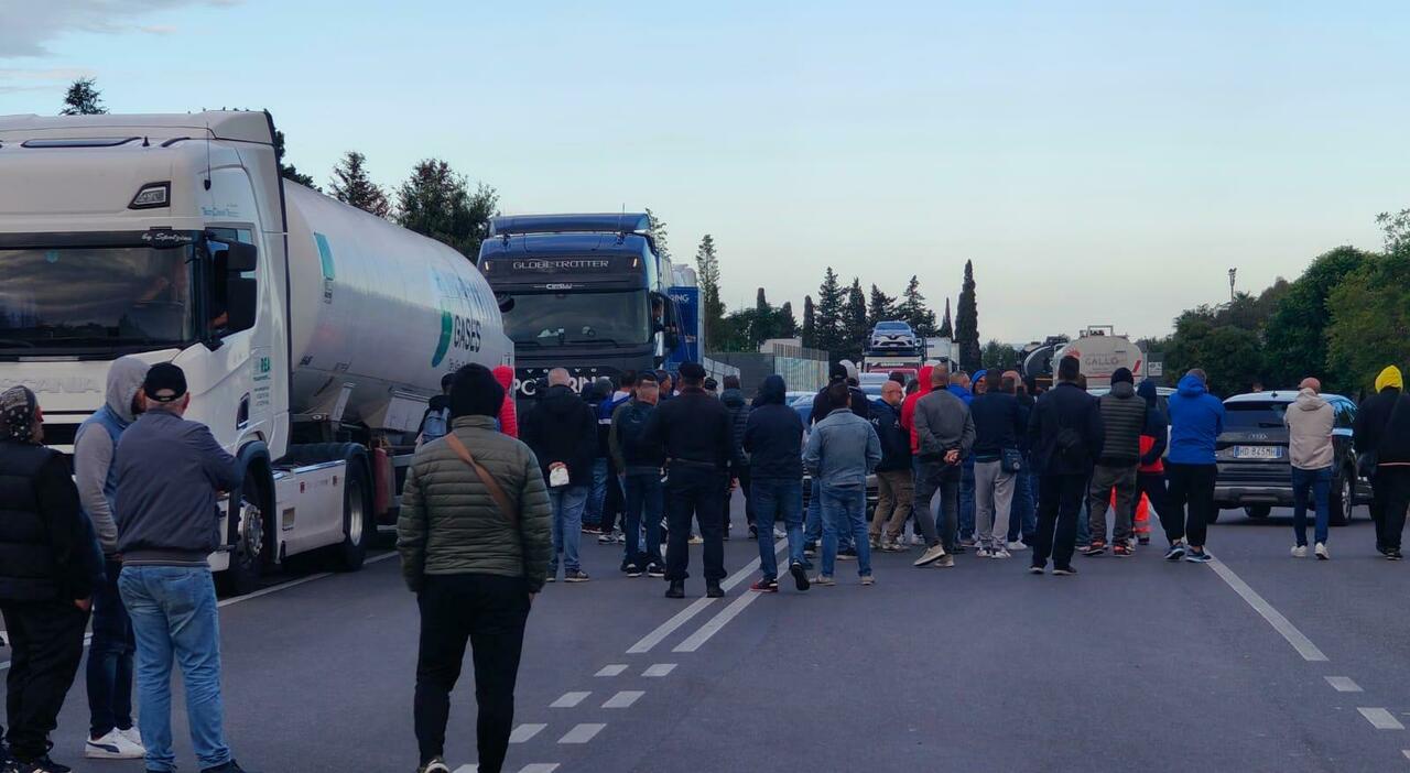 ex llva prosegue la protesta dei lavoratori aperto un varco per il rifornimento degli autobus da Quotidianodipuglia.it ex llva prosegue la protesta dei lavoratori aperto un varco per il rifornimento degli autobus