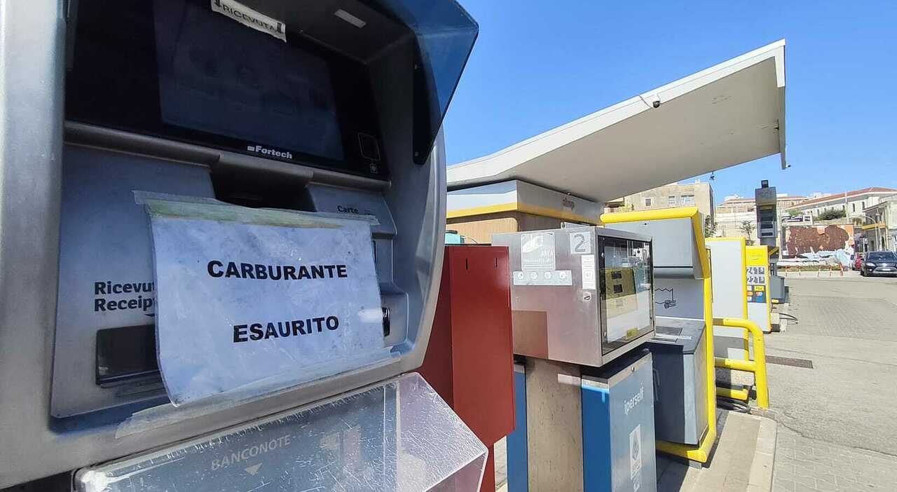 ex llva prosegue la protesta dei lavoratori aperto un varco per il rifornimento degli autobus ma 232 emergenza carburanti in tutta la puglia da Quotidianodipuglia.it ex llva prosegue la protesta dei lavoratori aperto un varco per il rifornimento degli autobus ma 232 emergenza carburanti in tutta la puglia