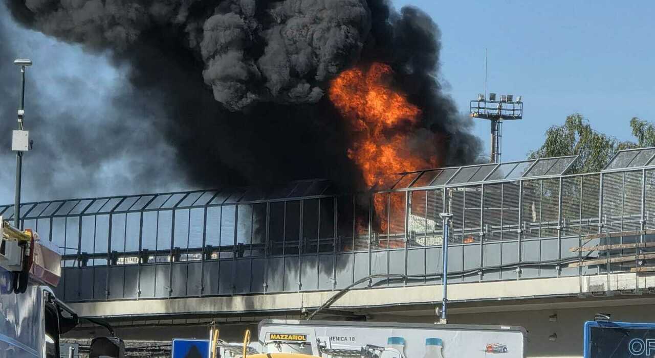 napoli est forte esplosione in via argine in fiamme un camion fumo acre e paura tra i cittadini