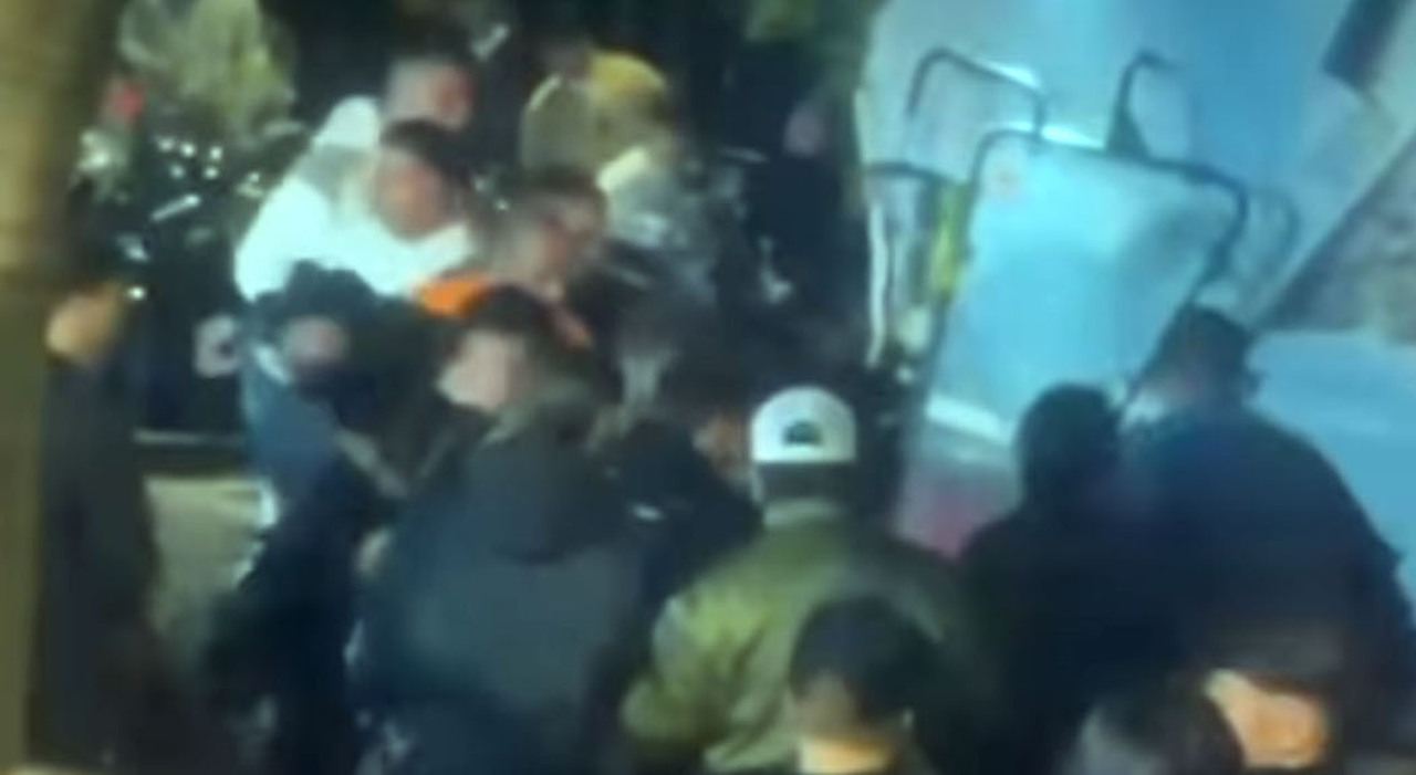 uomo aggredito dal branco a piazza vanvitelli tra i violenti anche i figli di due poliziotti da Ilmattino.it uomo aggredito dal branco a piazza vanvitelli tra i violenti anche i figli di due poliziotti