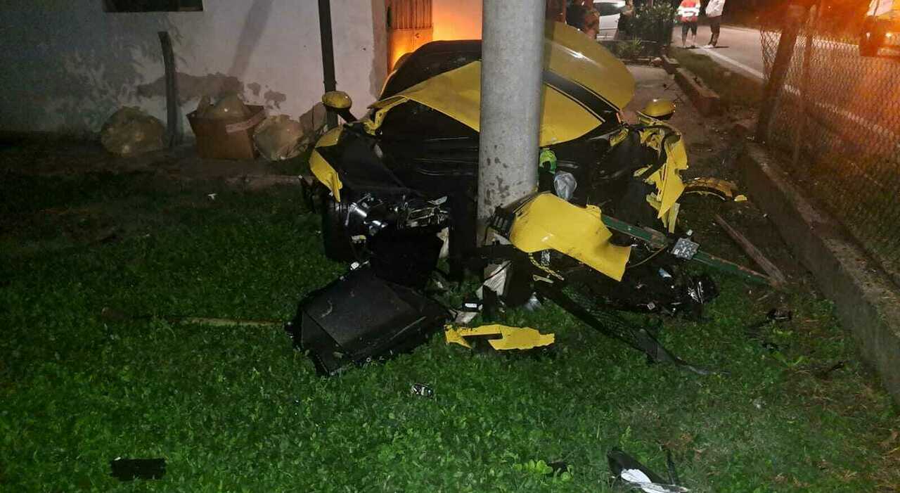 https://statics.cedscdn.it/photos/MED_HIGH/2026/10/14/9824943_14174501_ferrari_296_gts_distrutta_incidente.jpg