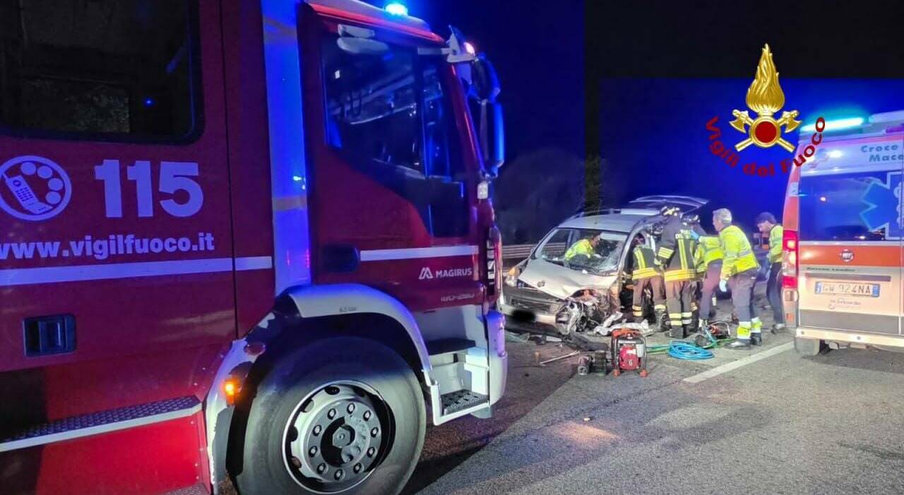 macerata entra in superstrada contromano e provoca un tremendo frontale due feriti in codice rosso