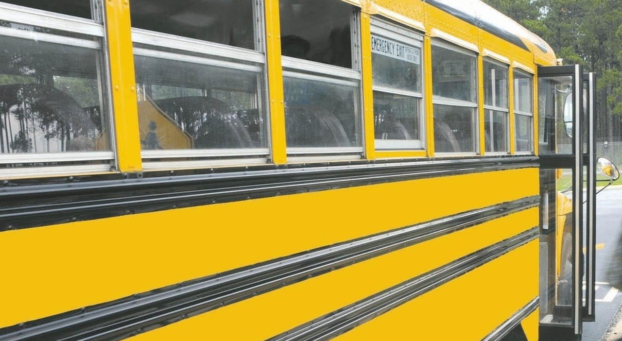 https://statics.cedscdn.it/photos/MED_HIGH/2026/10/15/9826879_15142657_scuolabus_guyana.jpg