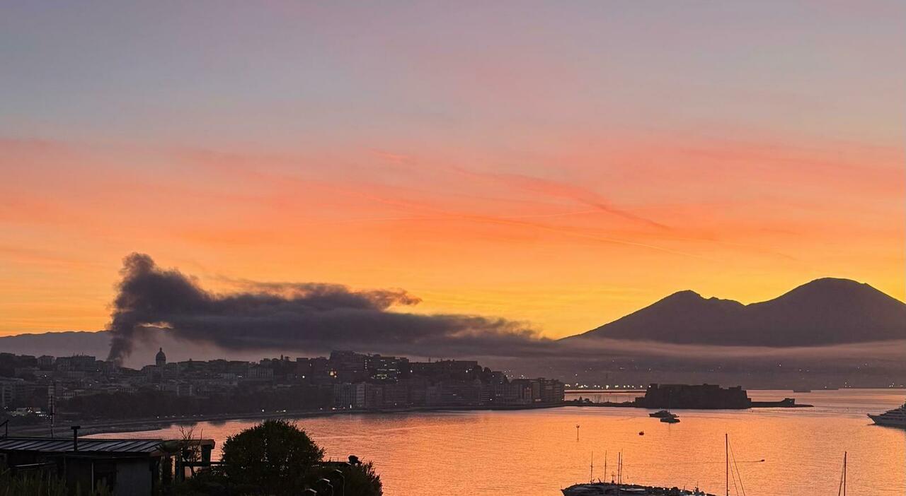 napoli incendio in un capannone in via brin nube di fumo nero visibile in tutta la citt224 le foto