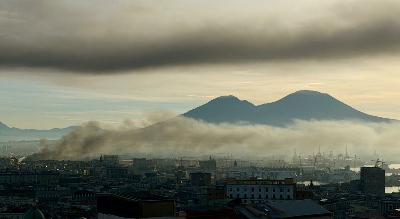 napoli incendio in un capannone in via brin evacuata un abitazione operazioni di spegnimento in corso da Ilmattino.it napoli incendio in un capannone in via brin evacuata un abitazione operazioni di spegnimento in corso
