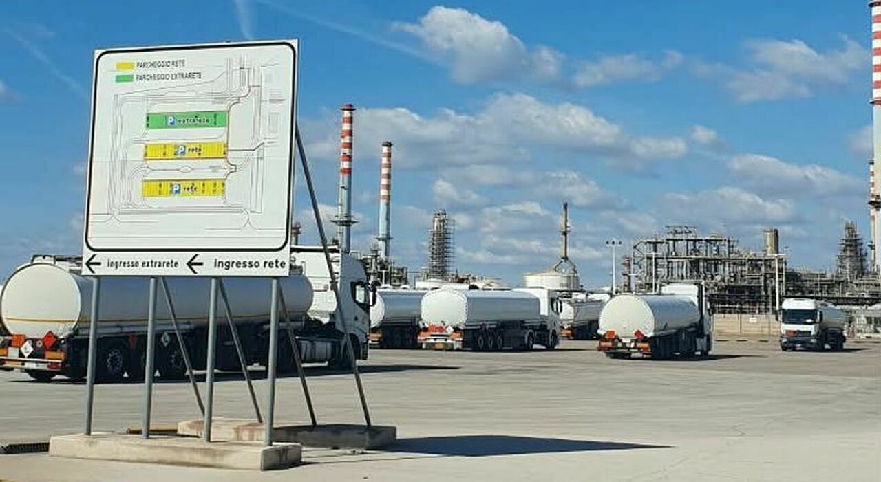 taranto sbloccati i varchi ma partono gli avvisi per gli operai cassa integrazione a zero ore da Quotidianodipuglia.it taranto sbloccati i varchi ma partono gli avvisi per gli operai cassa integrazione a zero ore