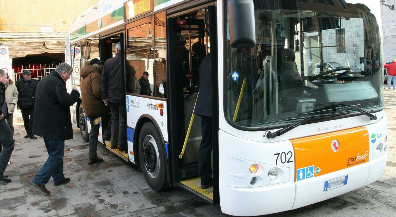 controllore aggredito su un autobus actv mentre verifica i biglietti passeggero lo spinge lui cade e sbatte la testa da Ilgazzettino.it controllore aggredito su un autobus actv mentre verifica i biglietti passeggero lo spinge lui cade e sbatte la testa