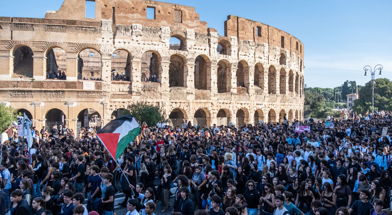 https://statics.cedscdn.it/photos/MED_HIGH/2026/10/16/9829686_16203159_studenti_perche_protestano_cosa_e_successo_scontri_polizia.jpg