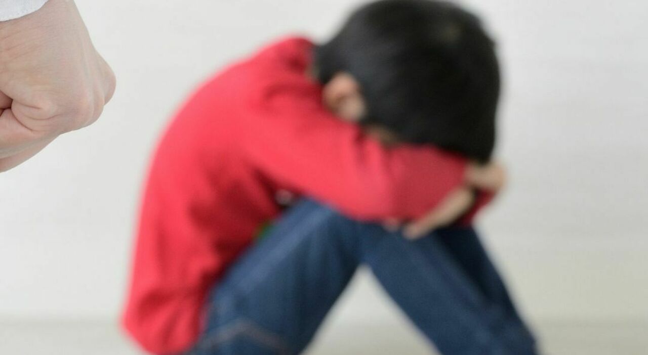 Violenza sessuale su un 13enne nel bagno di un bar: i genitori sfondano la porta, arrestato un 40enne - Il Gazzettino
