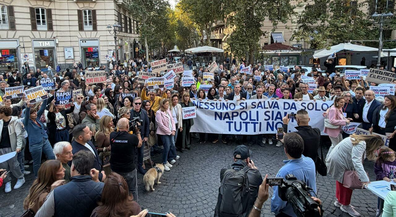 pap224 picchiato al vomero giovani in corteo a piazza vanvitelli viviamo con la paura di essere aggrediti da Ilmattino.it pap224 picchiato al vomero giovani in corteo a piazza vanvitelli viviamo con la paura di essere aggrediti