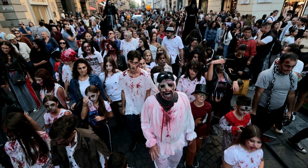 napoli una parata di zombie per le vie del centro i mostri invadono via toledo per halloween da Ilmattino.it napoli una parata di zombie per le vie del centro i mostri invadono via toledo per halloween