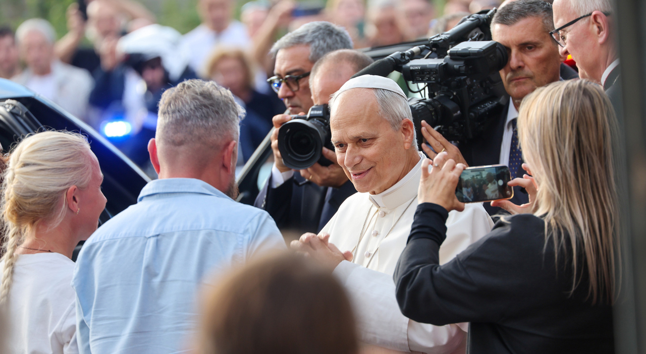 https://statics.cedscdn.it/photos/MED_HIGH/2026/10/18/9832872_18093911_papa_leone.jpg